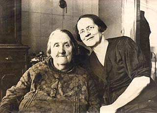 Мавромати Екатерина Ивановна (справа) со своей мамой Спасовой Евгенией Васильевной (слева) 1941 год.